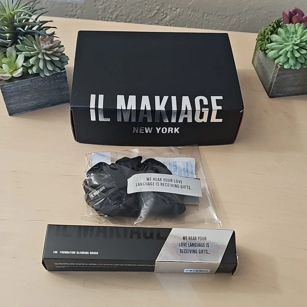 NEW IL MAKIAGE Foundation Blending Brush (#10)